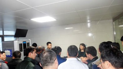 眾人參觀體驗(yàn)鄢陵中醫(yī)院外星艙脊柱疼痛智能康復(fù)系統(tǒng)/非手術(shù)脊柱減壓系統(tǒng)