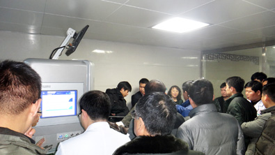 眾人參觀體驗(yàn)鄢陵中醫(yī)院外星艙脊柱疼痛智能康復(fù)系統(tǒng)/非手術(shù)脊柱減壓系統(tǒng)