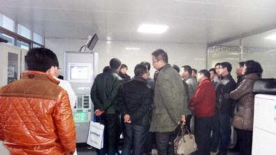 眾人參觀體驗(yàn)鄢陵中醫(yī)院外星艙脊柱疼痛智能康復(fù)系統(tǒng)/非手術(shù)脊柱減壓系統(tǒng)