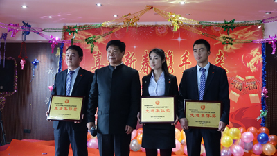 飛龍醫(yī)療董事長張新民給先進(jìn)集體頒獎(jiǎng)并合影