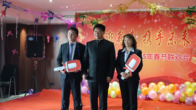 飛龍醫(yī)療董事長張新民給特殊貢獻(xiàn)者頒獎(jiǎng)并合影