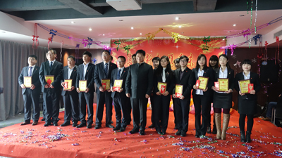 飛龍醫(yī)療董事長和2014年度先進(jìn)個(gè)人合影