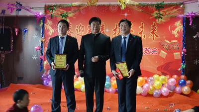 飛龍醫(yī)療董事長張新民給優(yōu)秀領(lǐng)導(dǎo)頒獎(jiǎng)并合影
